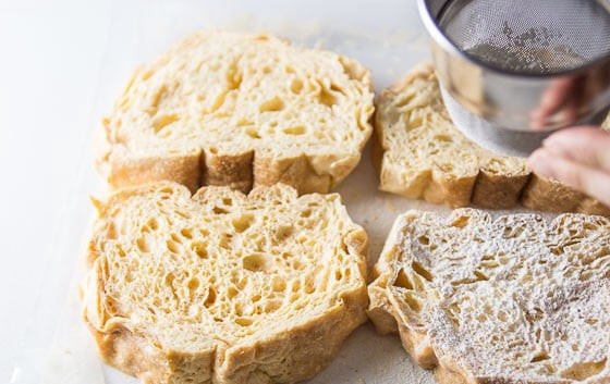 1. Этап. Монте-Кристо сэндвич с ветчиной: 2. Достаньте хлеб и посыпьте его мукой.