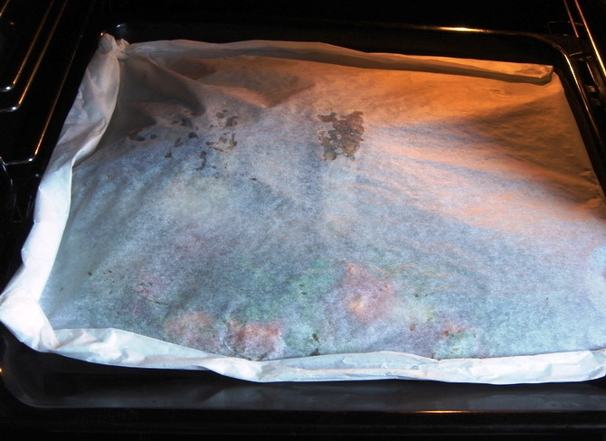 1. Этап. Запеченная рыба: Заверните края пергамента на овощи с рыбой и запеките в духовке в течение 25 минут при 200 градусах. Готовое блюдо сбрызните оливковым маслом и подайте на стол.