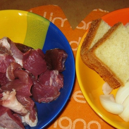 1. Этап. Свиные зразы: Из мясной мякоти, лука и замоченного в молоке белого хлеба перекручиваем фарш.