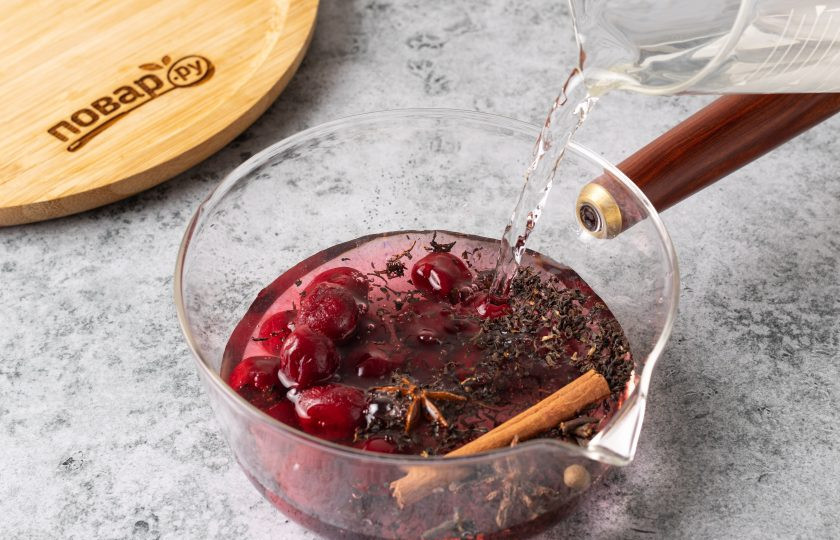 1. Этап. Вишневый грог: Влейте воду, доведите до кипения.