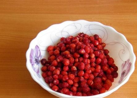 1. Этап. Земляничное варенье быстро: Покупную землянику лучше всего аккуратно промыть в дуршлаге. Но если собирали сами, то только переберите её, удалив всех насекомых и соринки.