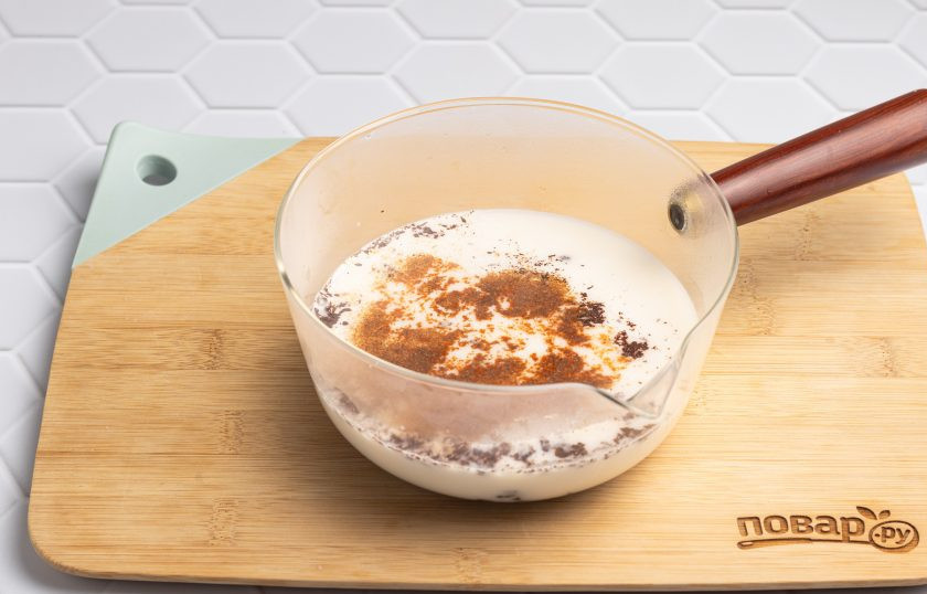 1. Этап. Чинтаки: Добавьте шоколад, корицу, ванильный сахар, апельсиновую цедру, перец чили и сахар.