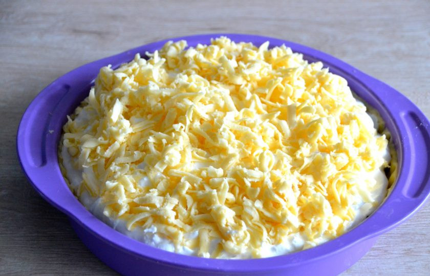 1. Этап. Польский пирог с яблоками и безе: Натрите на крупной терке тесто, которое было в морозилке, выложите его поверх взбитых белков. Заранее разогрейте духовку до 180 градусов, выпекайте 35-40 минут.