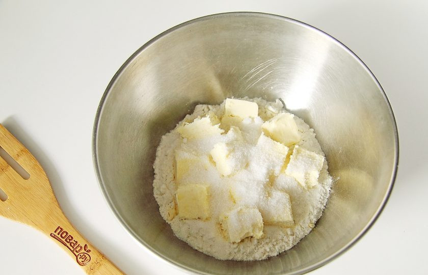 1. Этап. Киш с вишней: В глубокую миску насыпьте муку, добавьте нарезанное кубиками масло, соль и 1 ст.л. сахара.