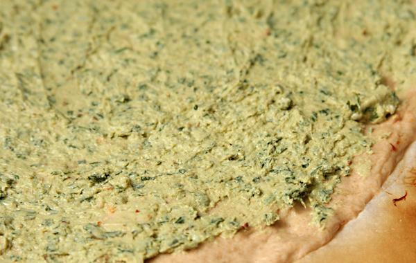 1. Этап. Пицца с ветчиной, козьим сыром и помидорами: 2. Разрезать помидоры черри пополам. Выложить помидоры срезом вверх на противень. Слегка посолить и сбрызнуть кулинарным спреем. Выпекать в течение 30 минут. Достать помидоры из духовки и увеличить температуру до 260 градусов. Сформировать из теста шар. Дать ему постоять от 10 до 30 минут. Раскатать тесто на слегка посыпанной мукой поверхности и выложить на большой квадрат пергаментной бумаги. Смазать равномерно смесью козьего сыра и соуса Песто.