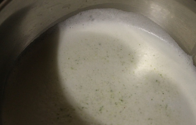 1. Этап. Треска под соусом Бешамель: 4. Настоявшееся молоко с луком и петрушкой измельчаю погружным блендером, получившуюся массу процеживаю через сито, лучше марлю.