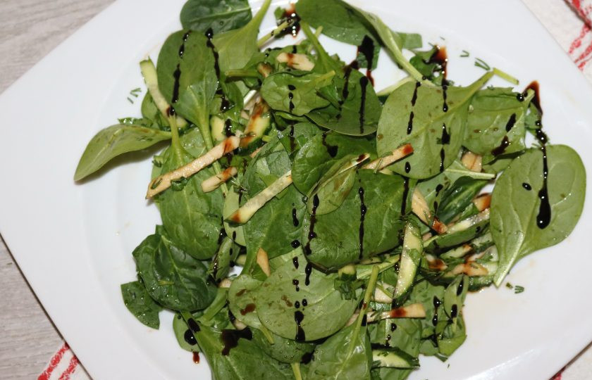 1. Этап. Диетический зелёный салат: Полейте сверху бальзамическим соусом.