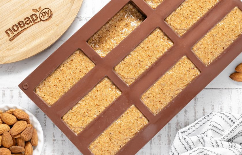 1. Этап. Ореховая халва: Затем выложите получившуюся массу в форму. Я использую силиконовую форму для батончиков. Также можно взять обычный пищевой контейнер и простелить его пищевой пленкой, чтобы после халву было легче извлекать. Уберите на пару часов в холодильник, чтобы халва застыла.