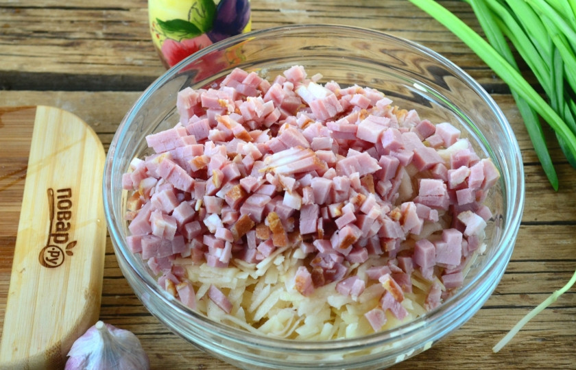 1. Этап. Цмунда: Мелко порежьте копчености, добавьте к картофелю.