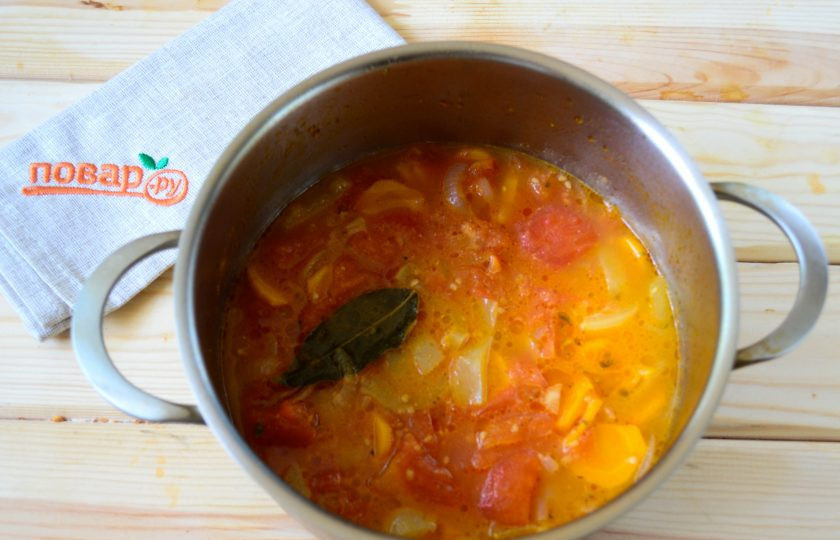 1. Этап. Томатный суп-пюре Красная жара: Когда все овощи будут готовы, снимите суп с огня, лавровый листик выньте.