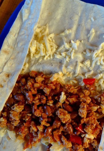 1. Этап. Шаурма-бурито из индейки на гриле: Подвернуть с краёв.