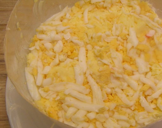 1. Этап. Салат Любимый с черносливом: И последний слой - оставшиеся яйцо.