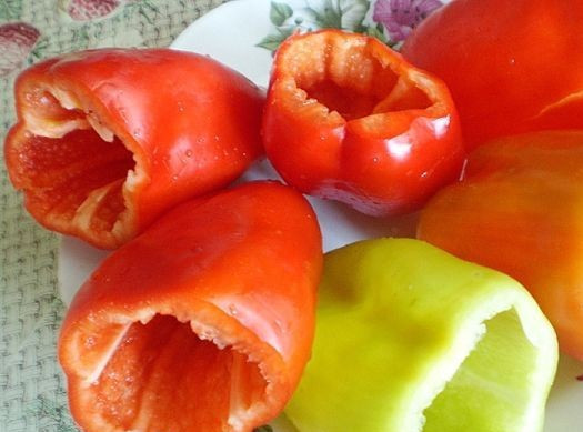 1. Этап. Перец, фаршированный грибами и рисом: Перец моем и аккуратно срезаем верхушку. Удаляем семена. Можно пробланшировать перец несколько минут в кипятке. Для обычного обеда крышечки от перцев можно покрошить и добавить в соус, в котором будут тушиться перцы. А для праздничного варианта - их оставить целыми и накрыть перцы перед тушением.