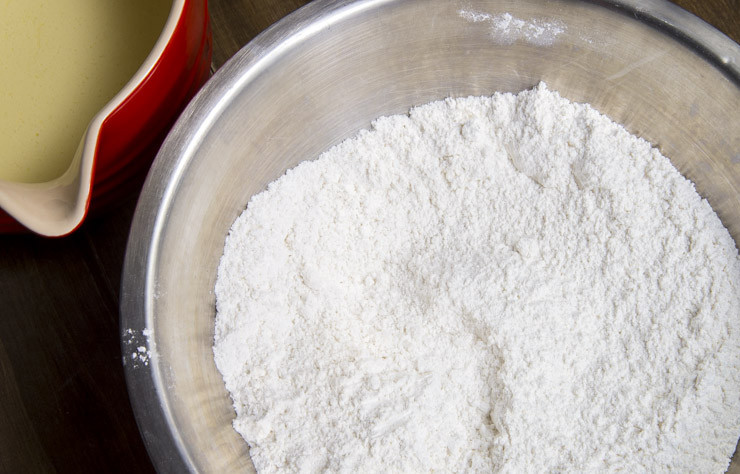 1. Этап. Белый шоколадный торт: 2. Просейте в миску 3 стакана муки, добавьте чайную ложку разрыхлителя и пол-ложечки соли. Перемешайте.