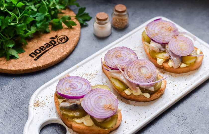 1. Этап. Голландские бутерброды с селедкой: Посыпьте бутерброды кориандром. Голландские бутерброды с селедкой готовы!