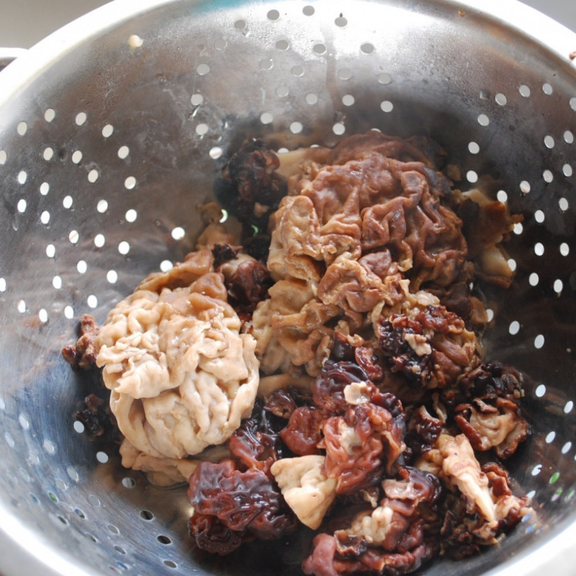 1. Этап. Картошка со сморчками в духовке: Слейте воду с отварных грибов, отожмите их.