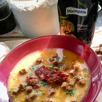 1. Этап. Гороховый суп с ребрышками и сухариками: В готовый суп кладем ржаные сухарики со вкусом хрена и зеленый лук!