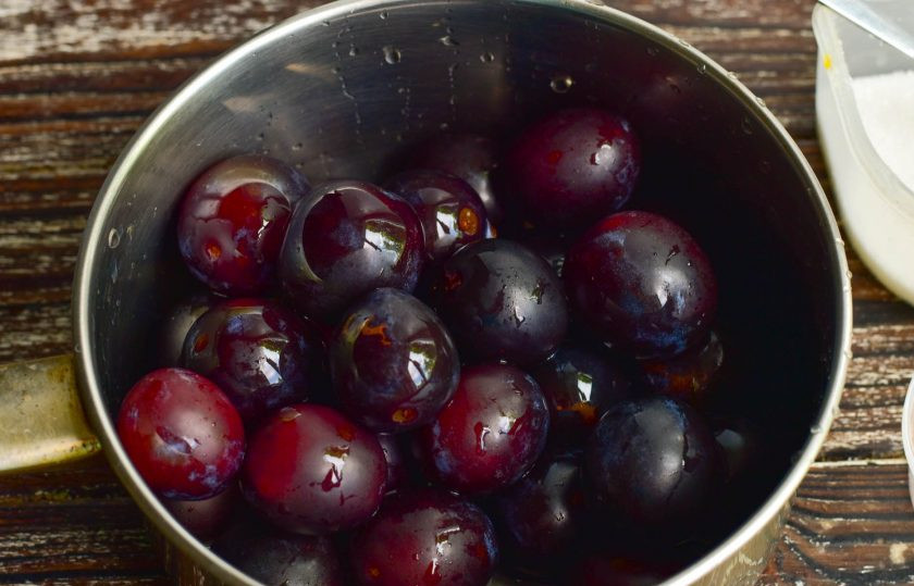 1. Этап. Варенье из слив с имбирем и корицей: Вымойте сливы и выложите их в ковш или кастрюлю.