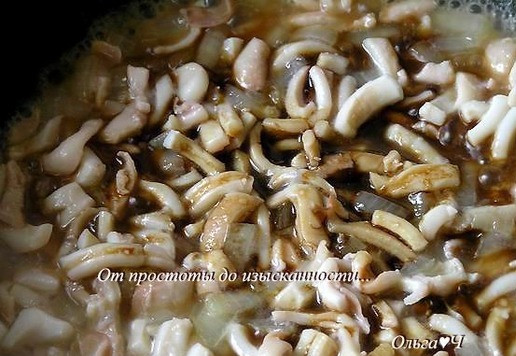 1. Этап. Роллы с кальмарами: Обжарьте, пока не испарится лишняя жидкость, затем добавьте соевый соус.