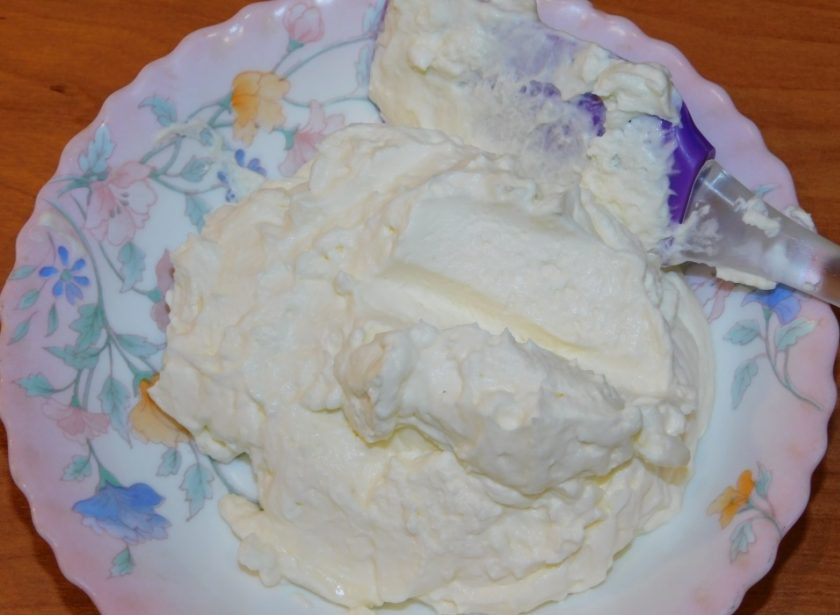 1. Этап. Бисквитный рулет с бананом: Для крема взбейте сливки с сахарной пудрой.