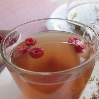 Хвойный чай с мятой и малиной