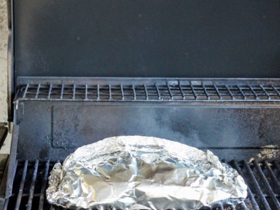 1. Этап. Свинина в фольге: Заверните плотно конвертик из фольги и выложите на разогретый гриль.