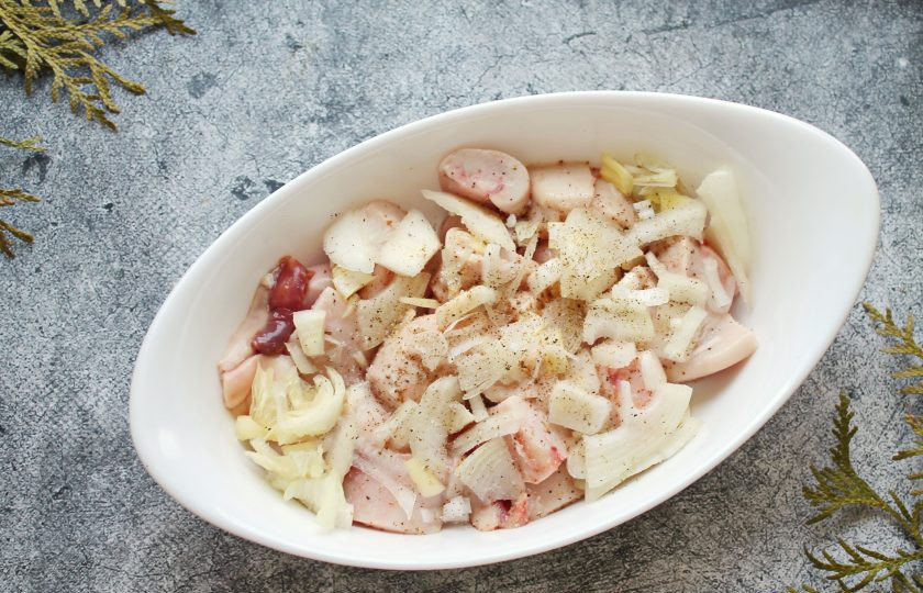 1. Этап. Лососевые молоки запеченные в духовке: Репчатый лук почистите, мелко порежьте и посыпьте им молоки. Все посолите, поперчите и перемешайте, оставьте на 20 минут. Спустя время поставьте форму в горячую духовку и запекайте молоки при температуре 180 градусов в течение 25-30 минут. Готовые молоки достаньте и сразу подавайте к столу.