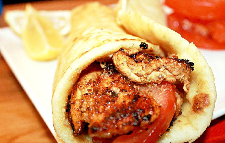 1. Этап. Домашние роллы в лаваше: 3. Рулет нарезаем на порционные части. Если любите горячие закуски, все на той же сковороде гриль (или просто на сухой сковороде) подрумяним рулетики со всех сторон. И можно подавать!