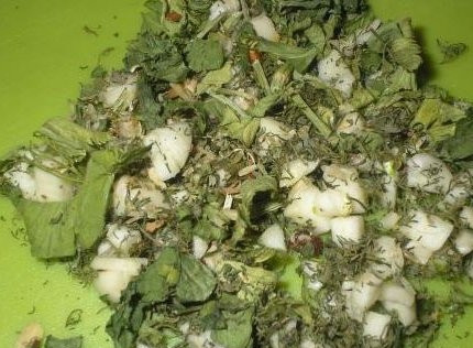 1. Этап. Рыбный суп из консервов с гречкой: 6. Нарезаем мелко чеснок с зеленью и перемешиваем их.