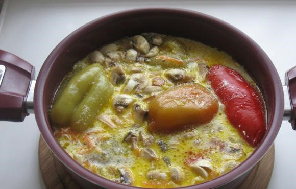 1. Этап. Фаршированный перец в сметанном соусе: 10. Добавить грибы к перцу и отправить на огонь. Минут через 15 блюдо нужно попробовать и при желании добавить еще соль, перец или сахар (если немного кисловато). Фаршированный перец в сметанном соусе будет готов через 40-45 минут.