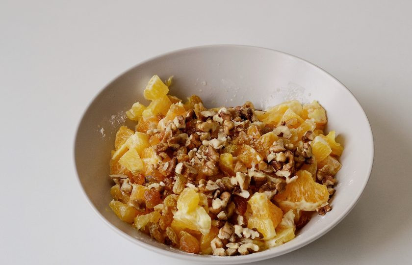 1. Этап. Штрудель с апельсинами: Следом добавьте рубленые грецкие орехи и изюм.