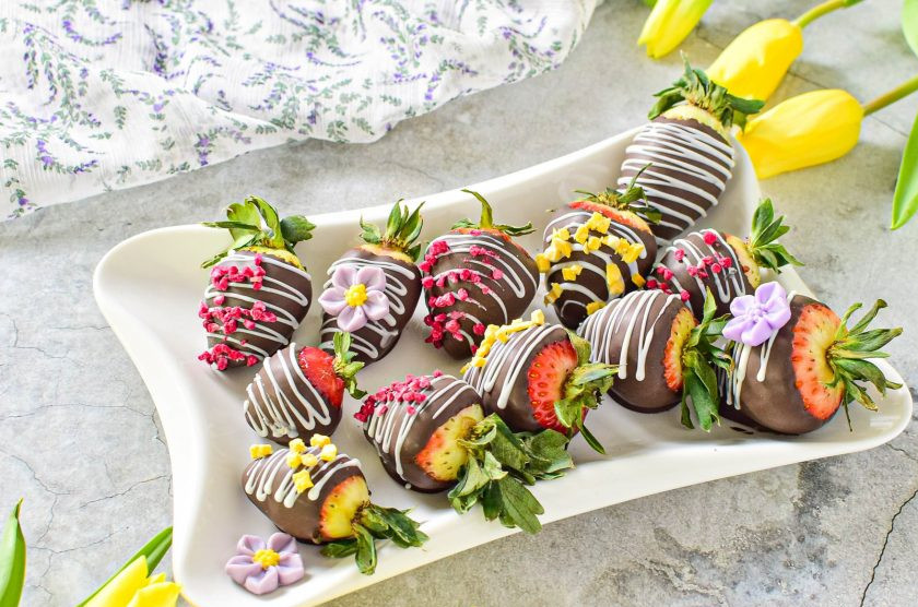 1. Этап. Клубника в бельгийском шоколаде: Готовые ягоды поставьте в холодильник, чтобы шоколад застыл. Затем можно подавать к столу.