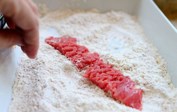 1. Этап. Говядина в кляре: Мясо обвалять в муке со всех сторон.