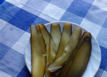 1. Этап. Закуска из сельди к праздничному столу: Огурец нарезаем тонкими пластинками.