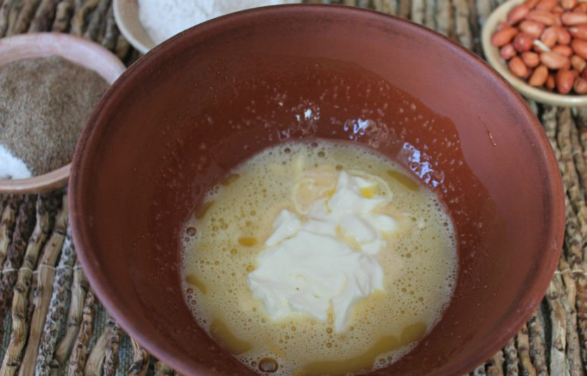 1. Этап. Оладьи из льняной муки: Добавляем сметану.