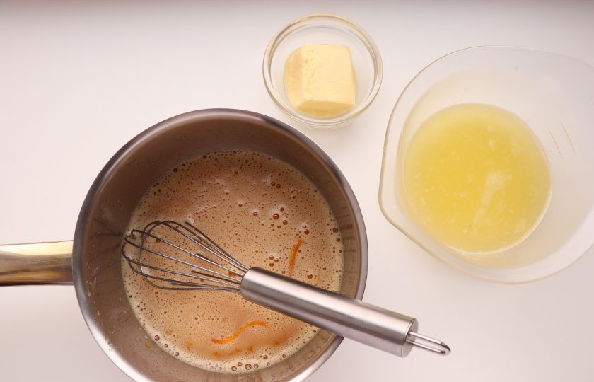 1. Этап. Лимонный тирамису: Затем добавьте сок двух лимонов и сливочное масло.