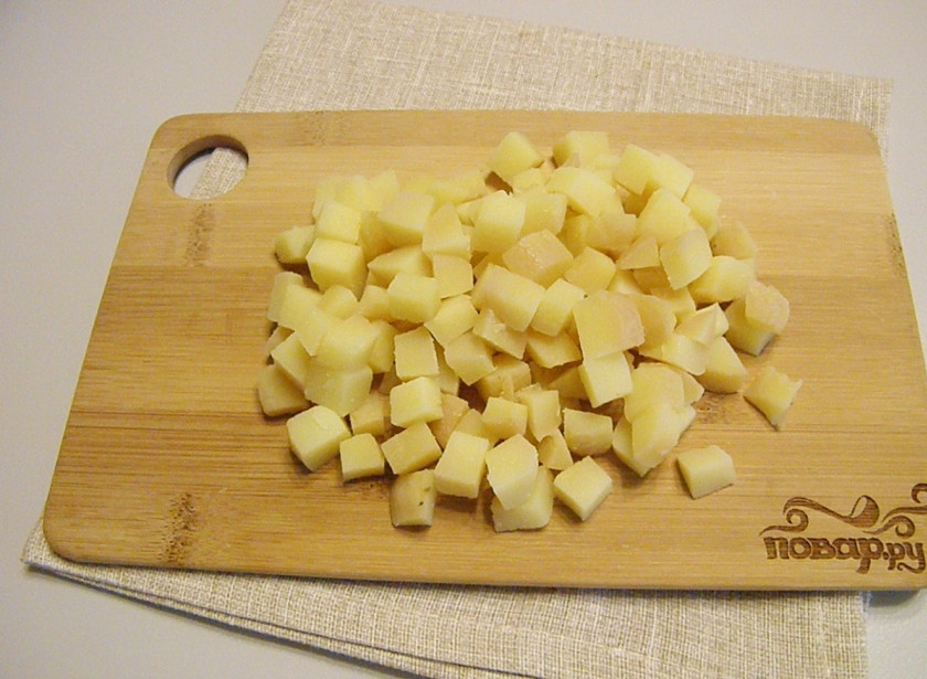 1. Этап. Салат Ришелье: 2. Очищенный картофель порежьте кубиками.