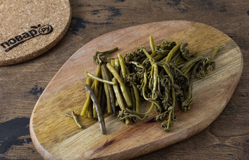 1. Этап. Жареная картошка с папоротником: Папоротник промойте в холодной воде. Нарежьте на ломтики длиной 4-5 см.