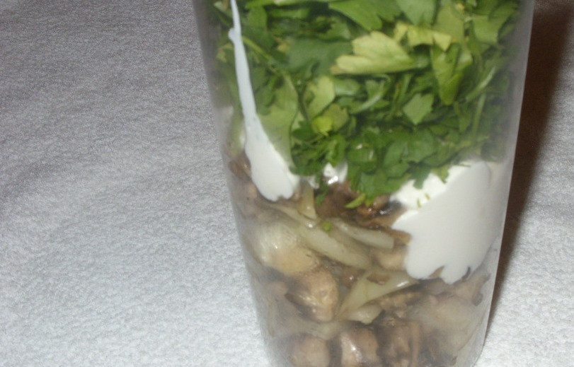 1. Этап. Соус для курицы в духовке: Добавьте сметану и зелень.