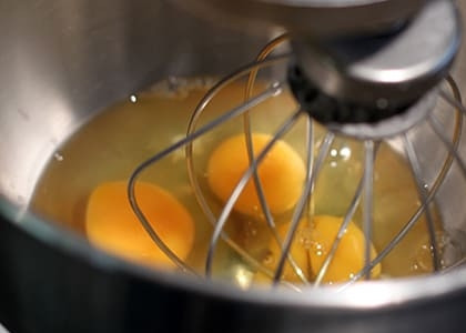 1. Этап. Шоколадный торт Шарлотта: Яйца взбейте миксером до пышности.