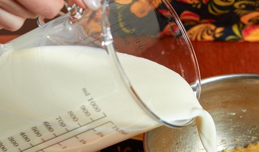 1. Этап. Капуста Бешамель: Добавить часть молока, смешать до однородности, вылить все остальное.