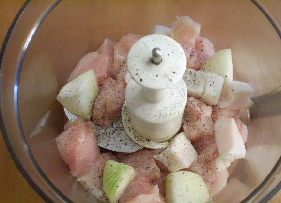 1. Этап. Вафли с фаршем в кляре: 3. Приготовьте фарш. Сделать это можно с помощью мясорубки с мелким ситечком или при помощи блендера. Сложите в чашу блендера мясо, сало, лук, чеснок, соль и перец. Превратите все в фарш.