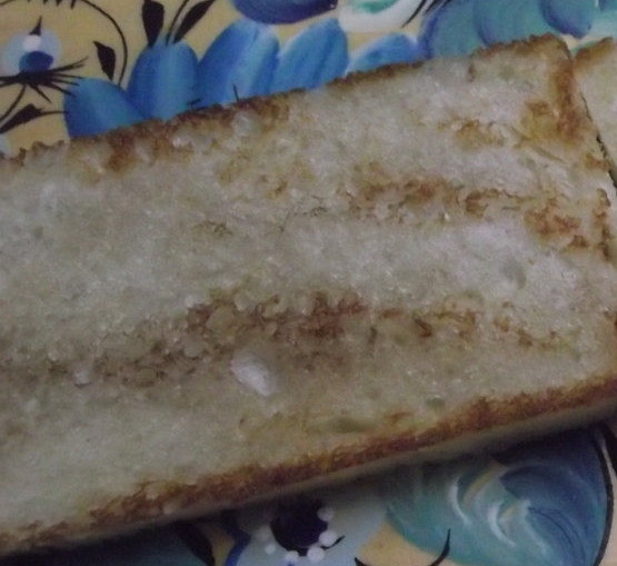 1. Этап. Канапе с селедкой: 1. Этот простой рецепт канапе с селедкой можно приготовить всего за несколько минут. Белый хлеб необходимо порезать тонкими ломтиками и обжарить с двух сторон на сковороде без масла или в тостере. Он не должен быть слишком зажаренным. Еще теплые гренки можно слегка смазать половинкой дольки чеснока, это придаст им необыкновенный аромат.