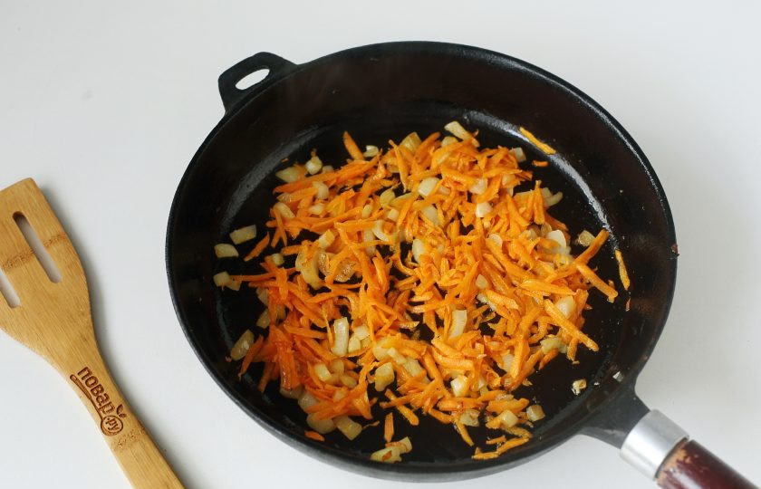 1. Этап. Овощной суп с говядиной: Пока варится картофель, обжарьте на сковороде нарезанный кубиками лук и тертую морковь. Обжаренные овощи отправьте в кастрюлю.