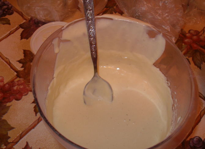 1. Этап. Запеканка с рыбной консервой: Смешайте в блендере жидкое тесто из муки, сметаны, майонеза, яиц и соды.