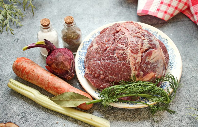 1. Этап. Говяжьи щечки: Подготовьте все необходимые ингредиенты для приготовления говяжьих щечек. Овощи и зелень вымойте и при необходимости почистите.