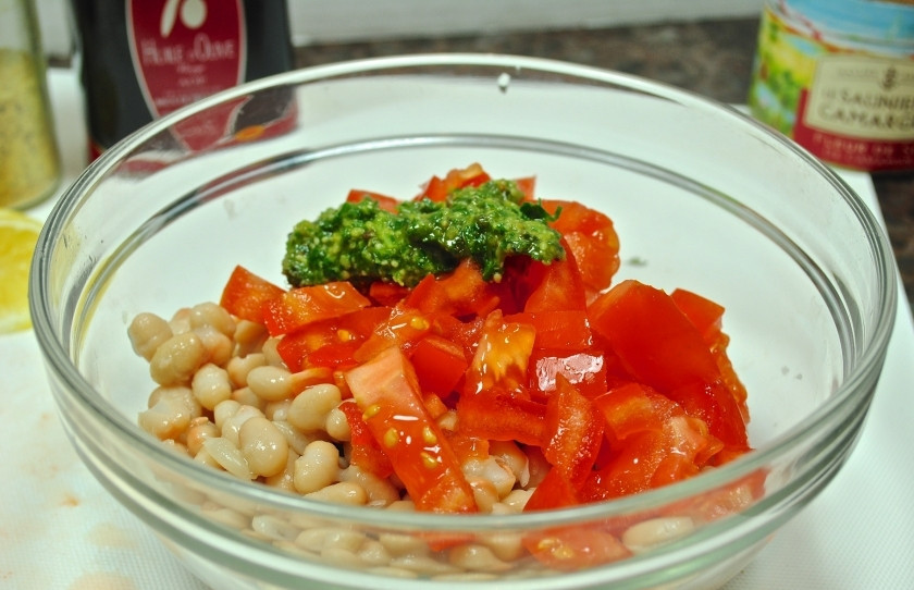 1. Этап. Палтус с овощами в духовке: Смешайте бобы, рубленные помидоры и песто в одной салатнице.