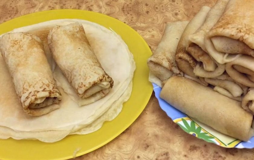 1. Этап. Вкусные блинчики на воде: 3. Выпекайте блинчики на хорошо разогретой сковороде, смазанной растительным маслом, в течение 1 минуты с каждой стороны. Приятного аппетита!