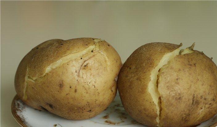 1. Этап. Салат с картошкой и солеными огурцами: 1. Картофель вымойте как следует и отправьте в кастрюлю. Залейте холодной водой и поставьте вариться. После закипания варите на среднем огне до мягкости. Готовый картофель отправьте под струю холодной воды и остудите.