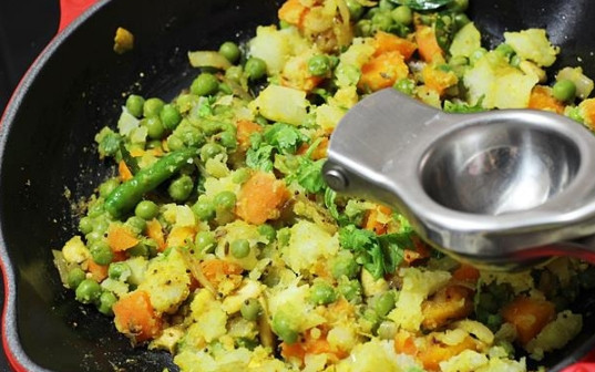 1. Этап. Овощные шарики в кляре: 6. Добавьте сок лимона и снимите с огня. Остудите овощи немного.